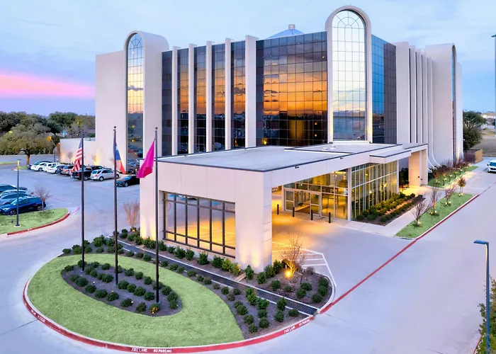 Hotel with pool: The Lamar